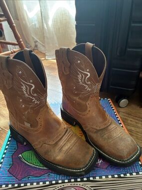 Justin Boots Brown Western Ankle Booties with White Stitching